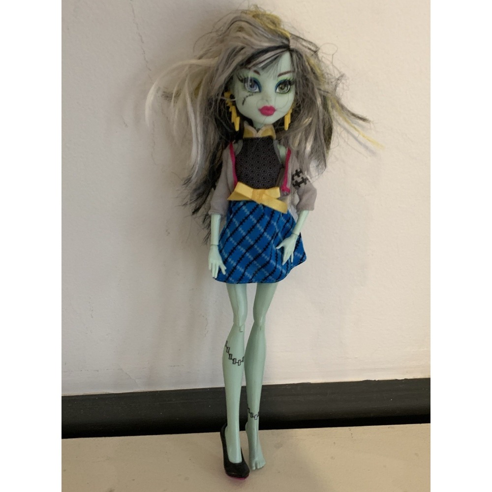 Monster High Frankie Stein Picnic Casket Doll Mattel 2014 One Shoe And Earrings